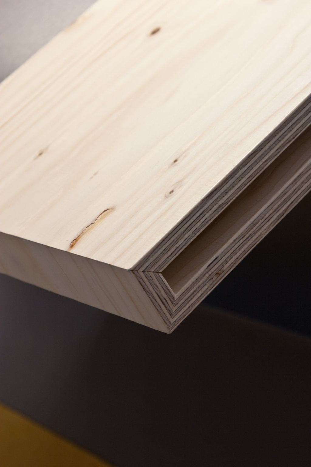 Detail van de ingefreesde greeplijst in het vuren multiplex werkblad.