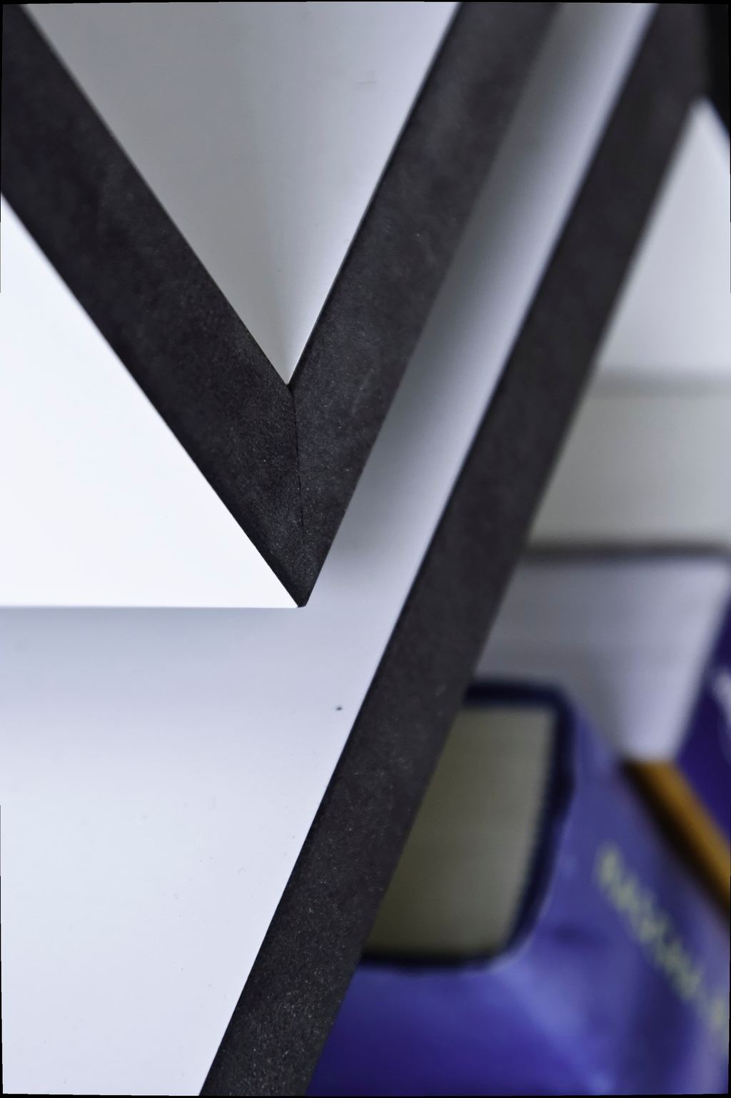 Detail van kastvakken met de letter Z, servies en boeken.