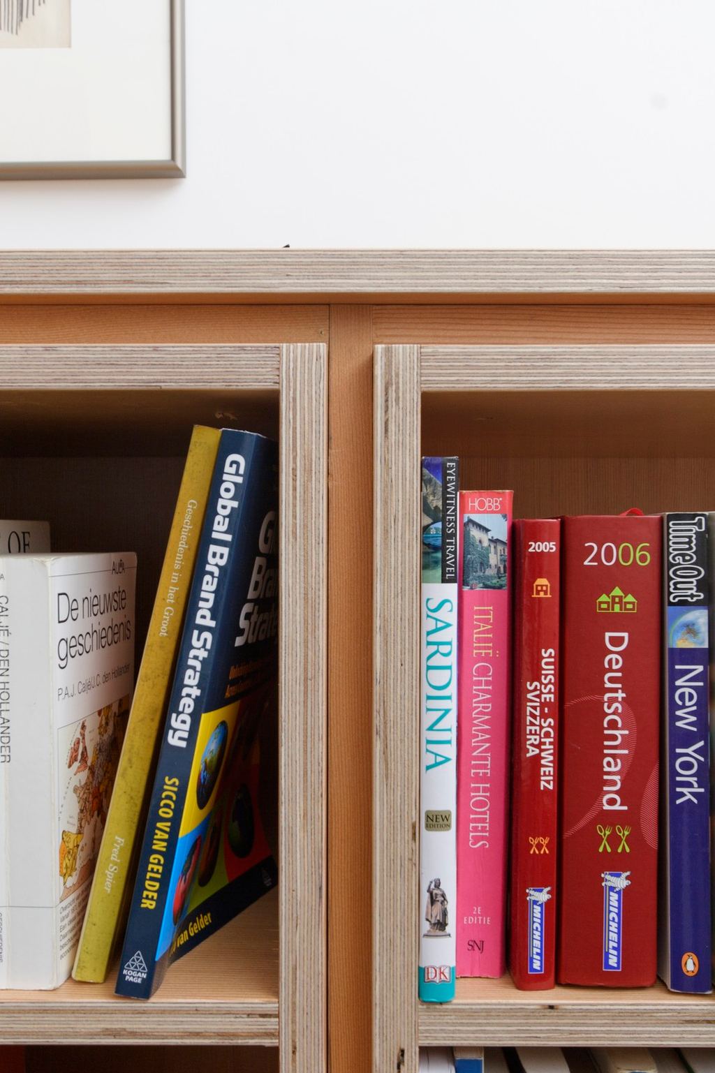 Detail van twee vakken met boeken in de boekenkast.