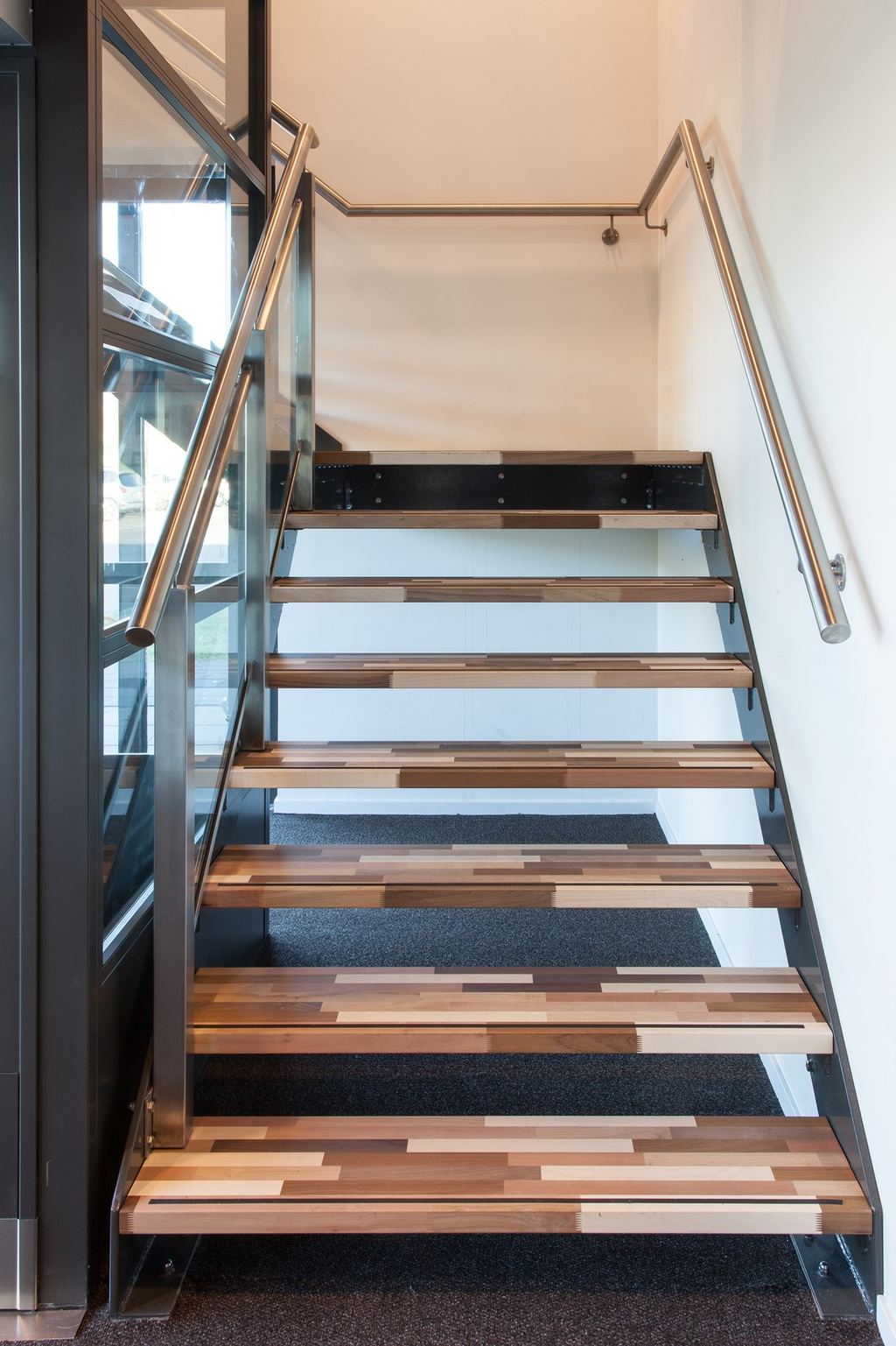 Trap met een patchwork van houtsoorten, van onderaf gezien.