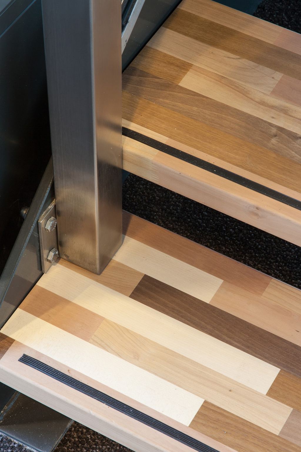 Detail van de balustradestijl bevestigd aan een houten traptrede.