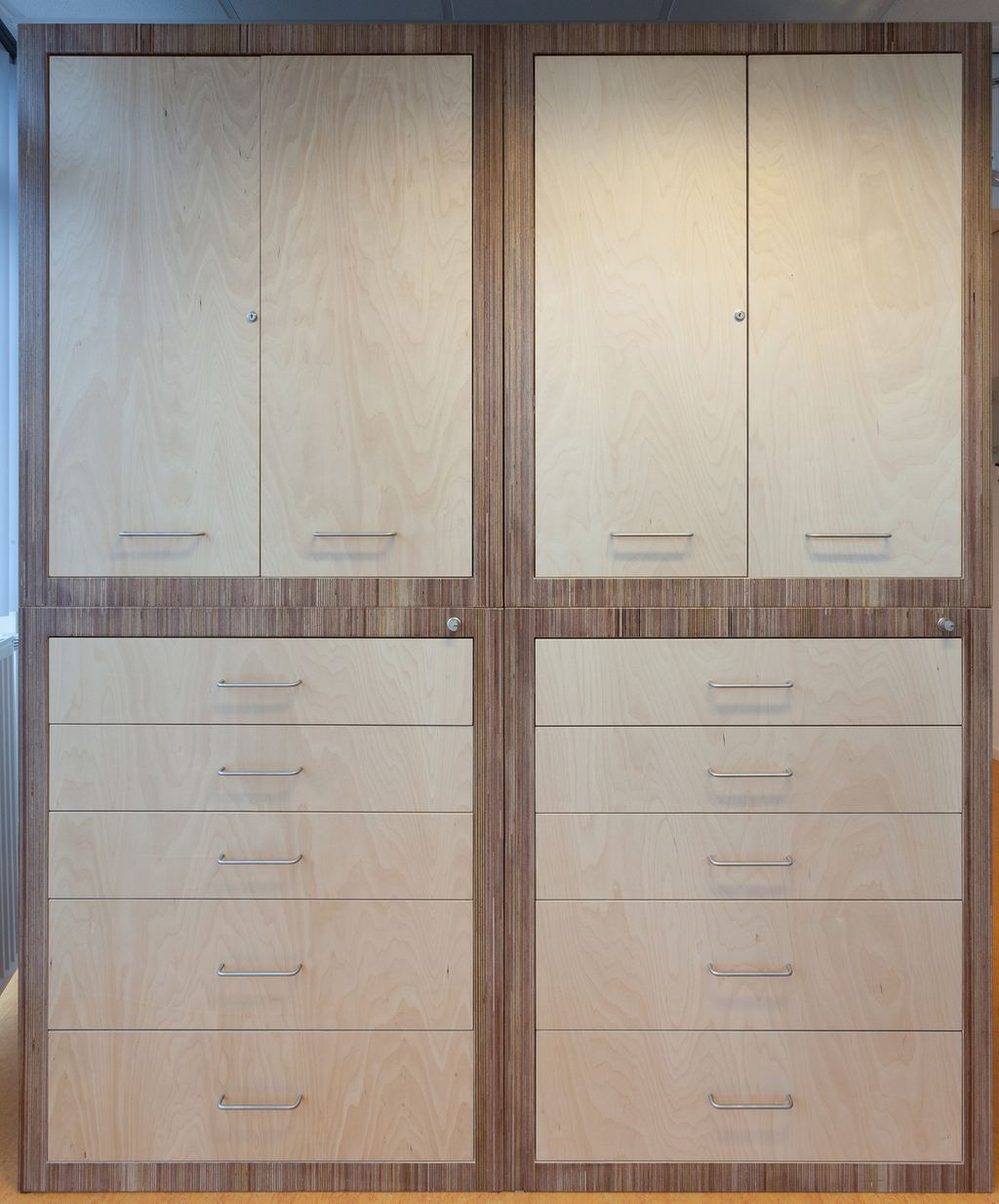 Kasten met berken multiplex deuren en laden, omlijst in meranti plexwood.