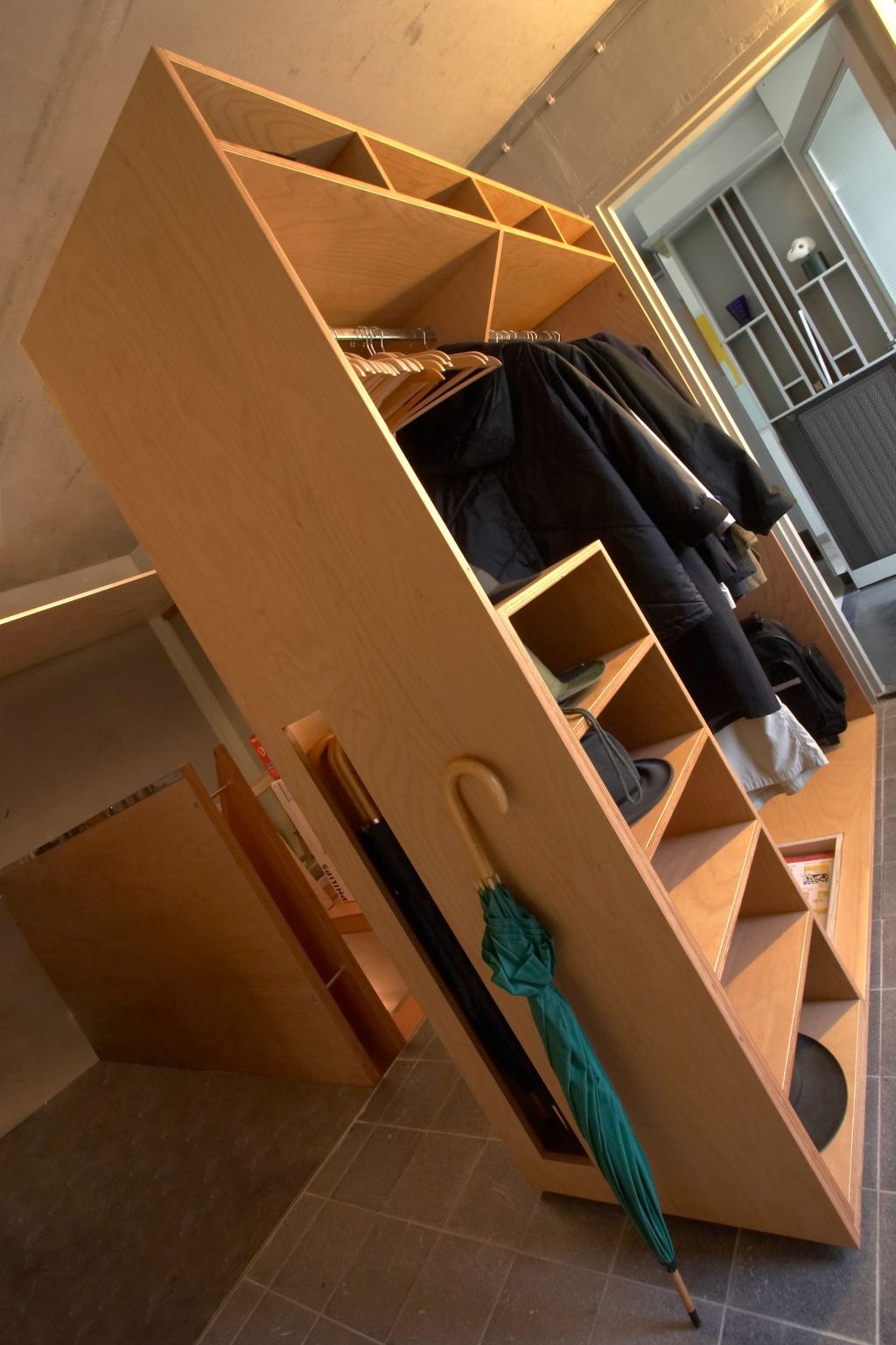 Beuken multiplex vestiaire met diagonale vakken voor hoeden en een paraplukoker.