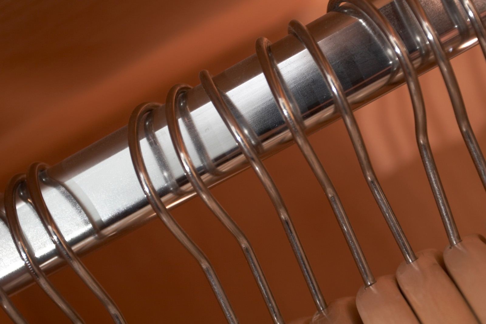 Close-up van de kledingroede met houten hangers in de vestiaire.