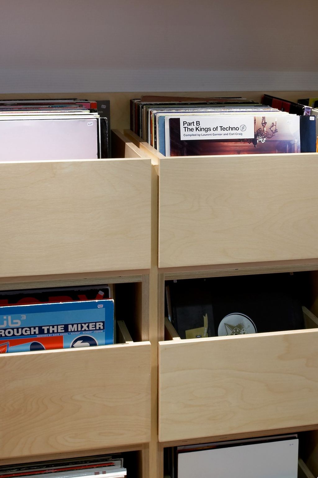 Vakkenkast van berken multiplex, hier gebruikt als opbergsysteem voor lp's.