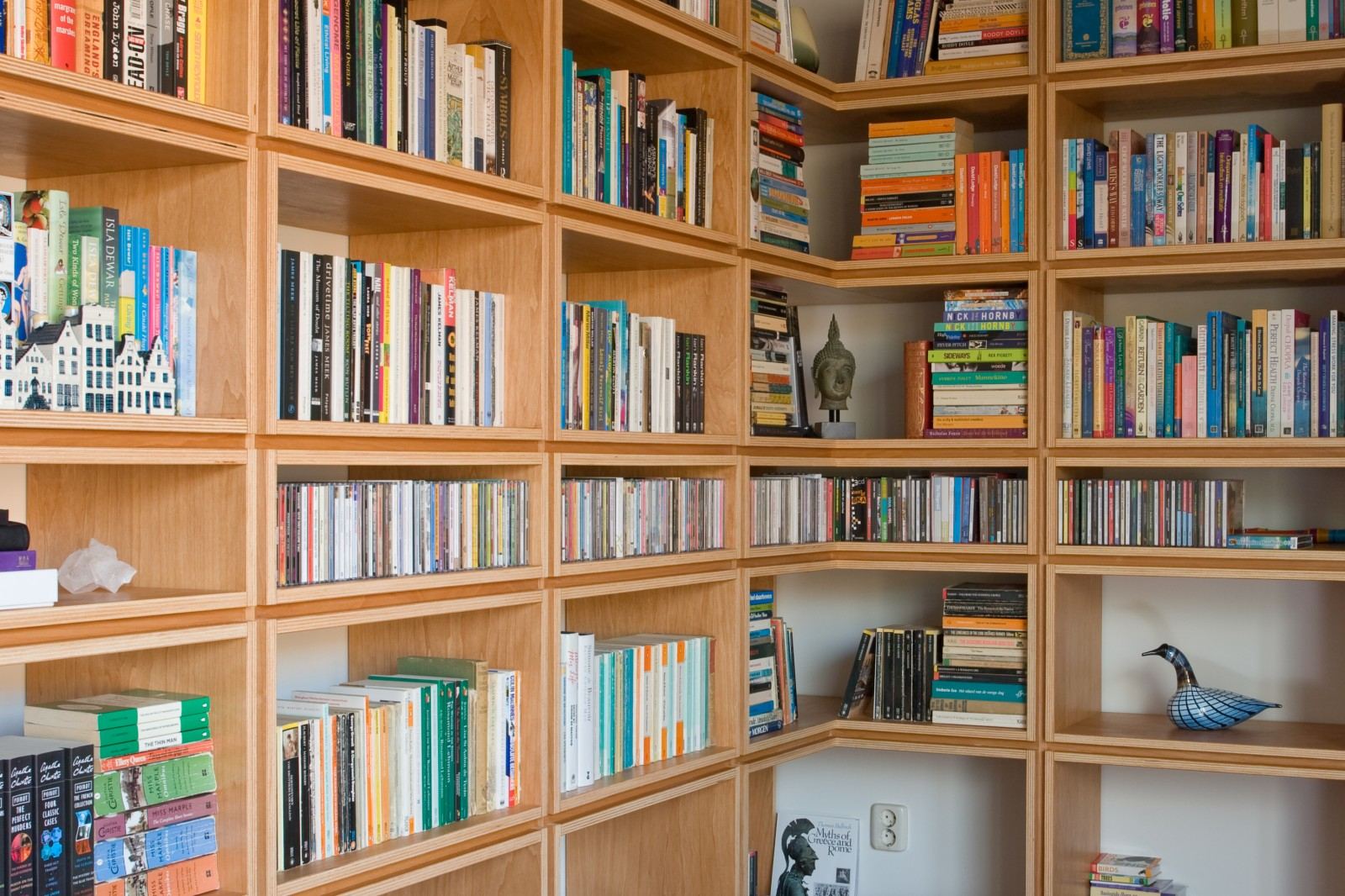 Detail van de open hoek waar twee kastwanden samenkomen.