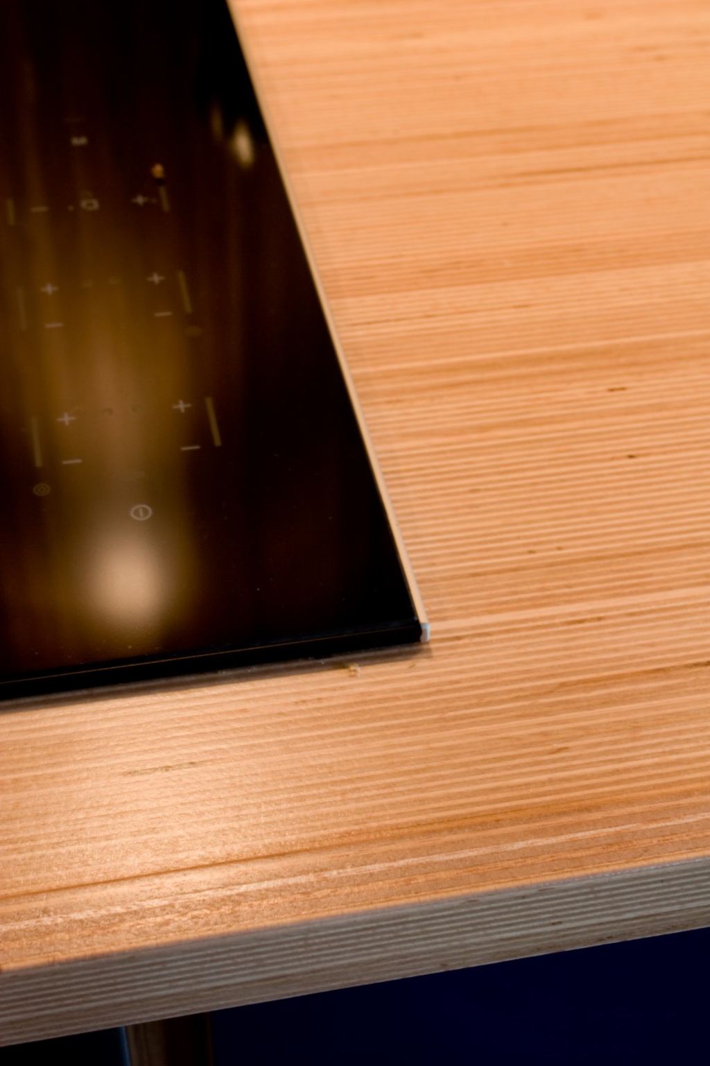Detail van de inductiekookplaat tegen de rand van het werkblad.