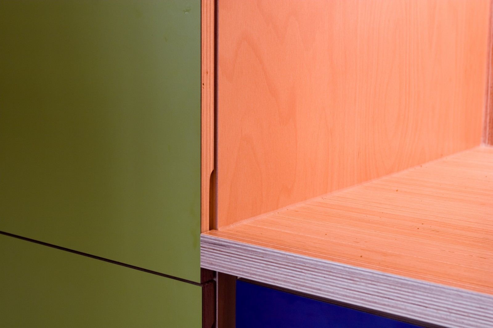 Detail van de hoekverbinding tussen een groen front en beuken multiplex.