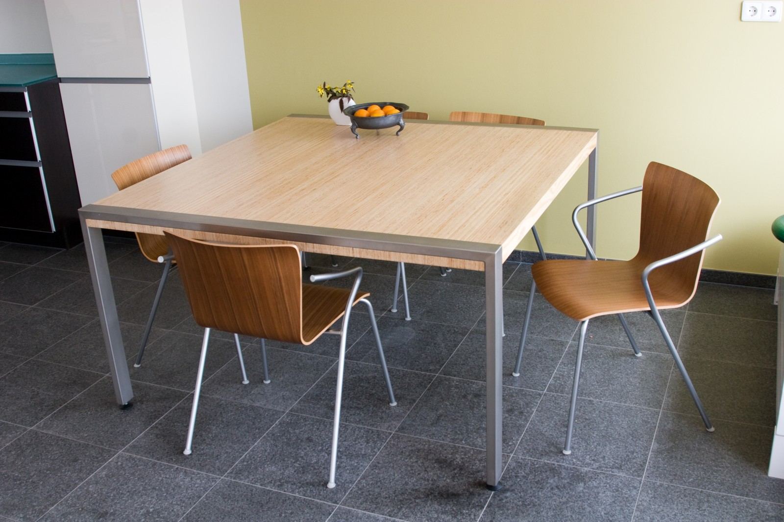 Eettafel van plexwood grenen met een stalen framewerk als onderstel.