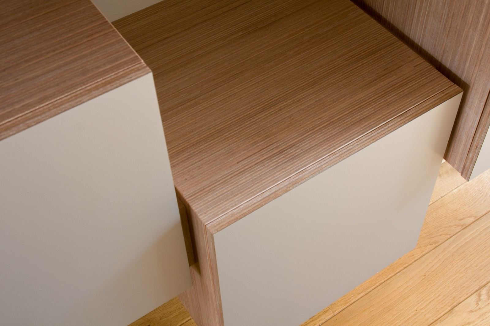 Detail van boeken in een open houten kastvak.