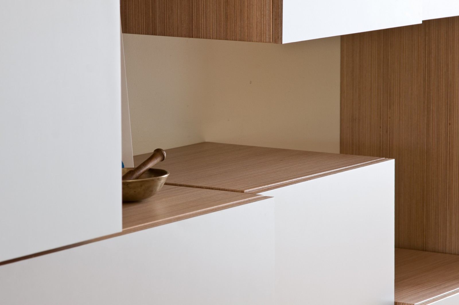 Puzzelvormige wandkast met losse vakken in verschillende groottes, van vloer tot plafond.
