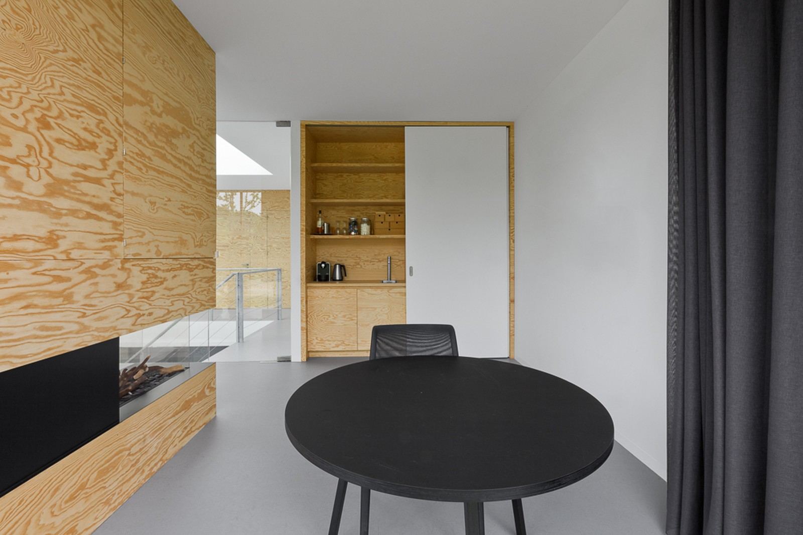 Wandkast van grenen multiplex met een open haard en een schuifdeurkast.