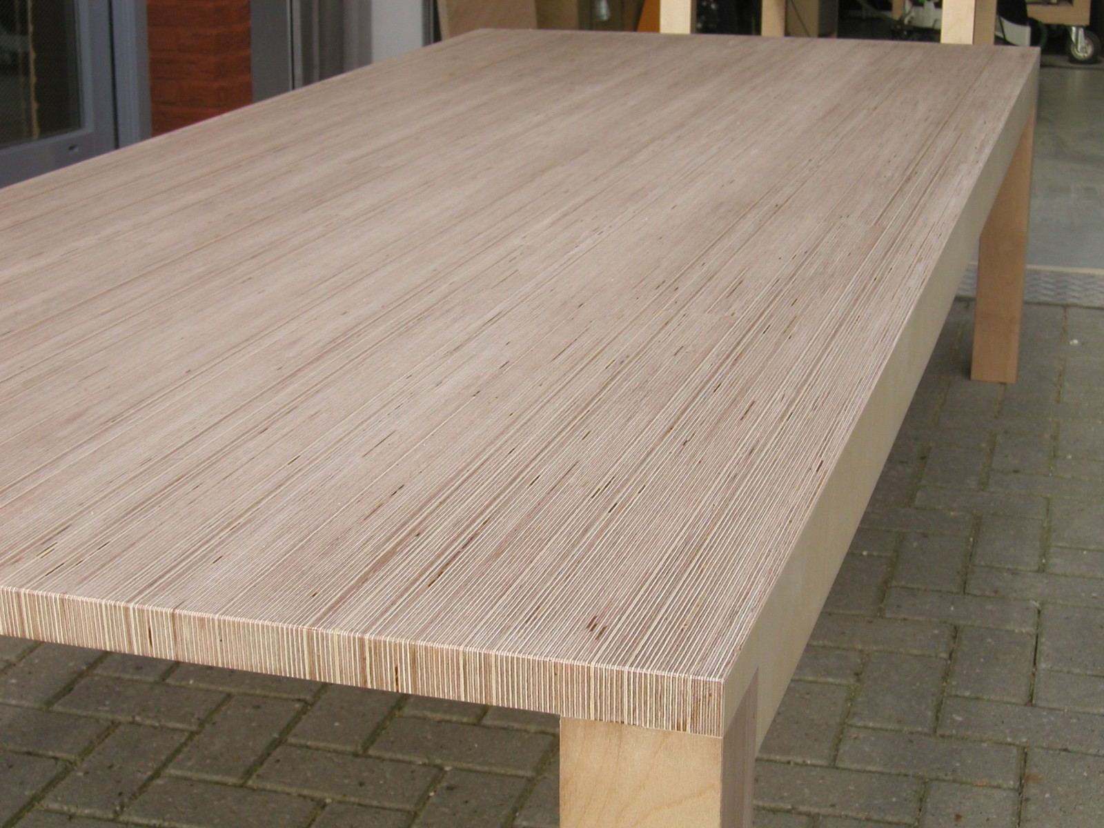 Tafelblad van berken fineer met de gelaagde structuur zichtbaar op het vlak.
