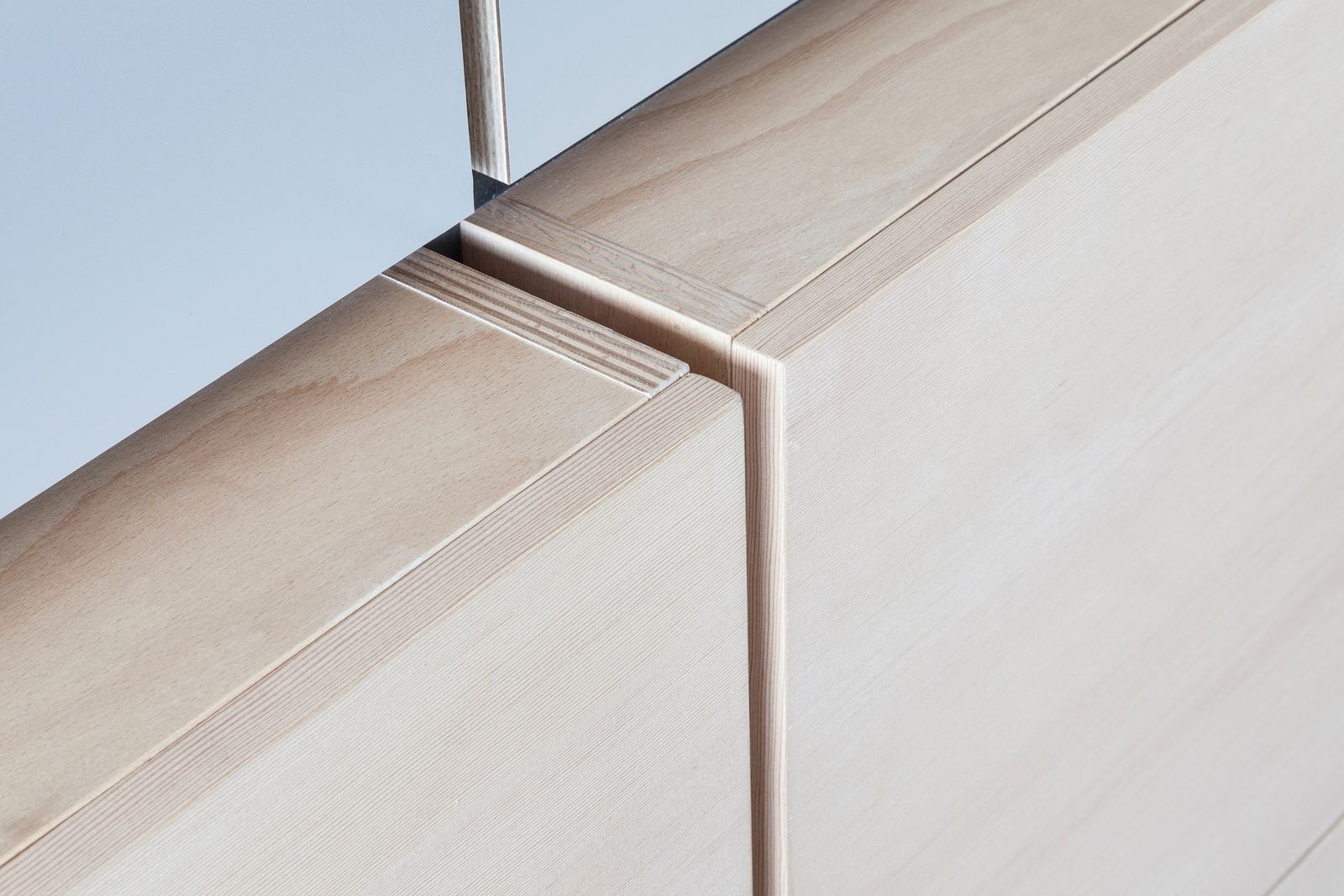 Detail van de eiken hoekverbinding van de kast.
