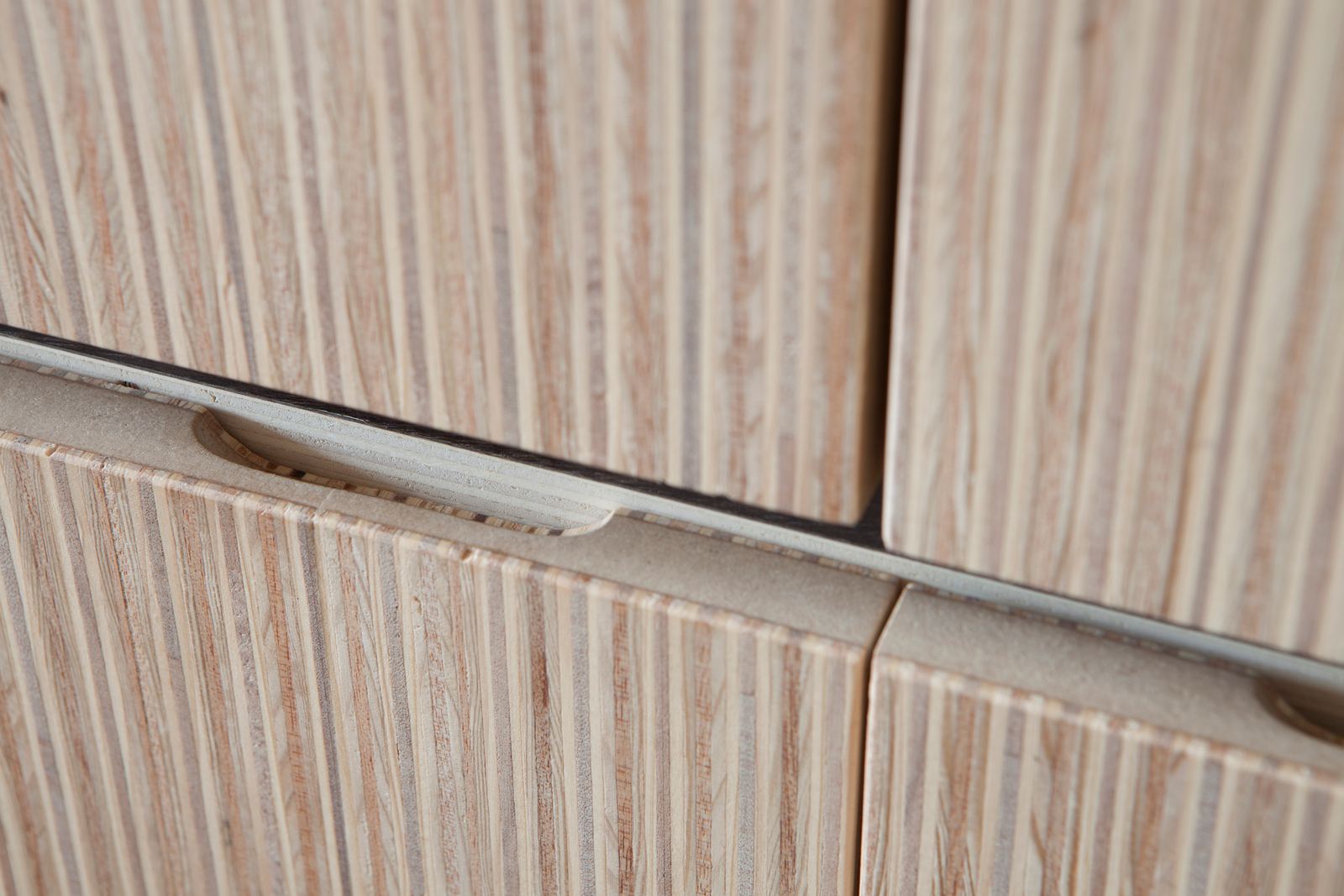 Detail van de uitgespaarde greep en het wengé plankeinde.