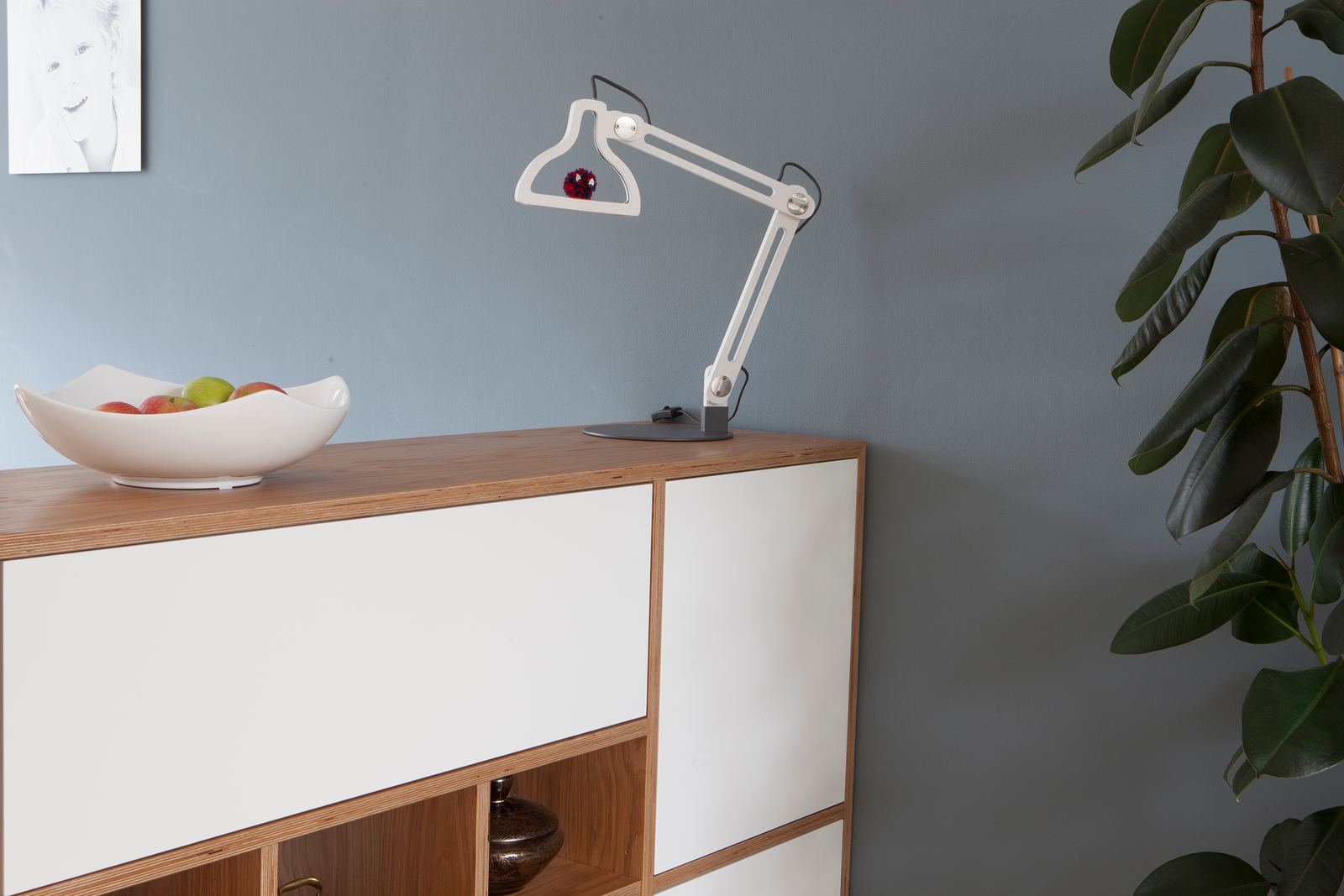 Hoek van de room divider met eiken blad en witte kastdeuren.