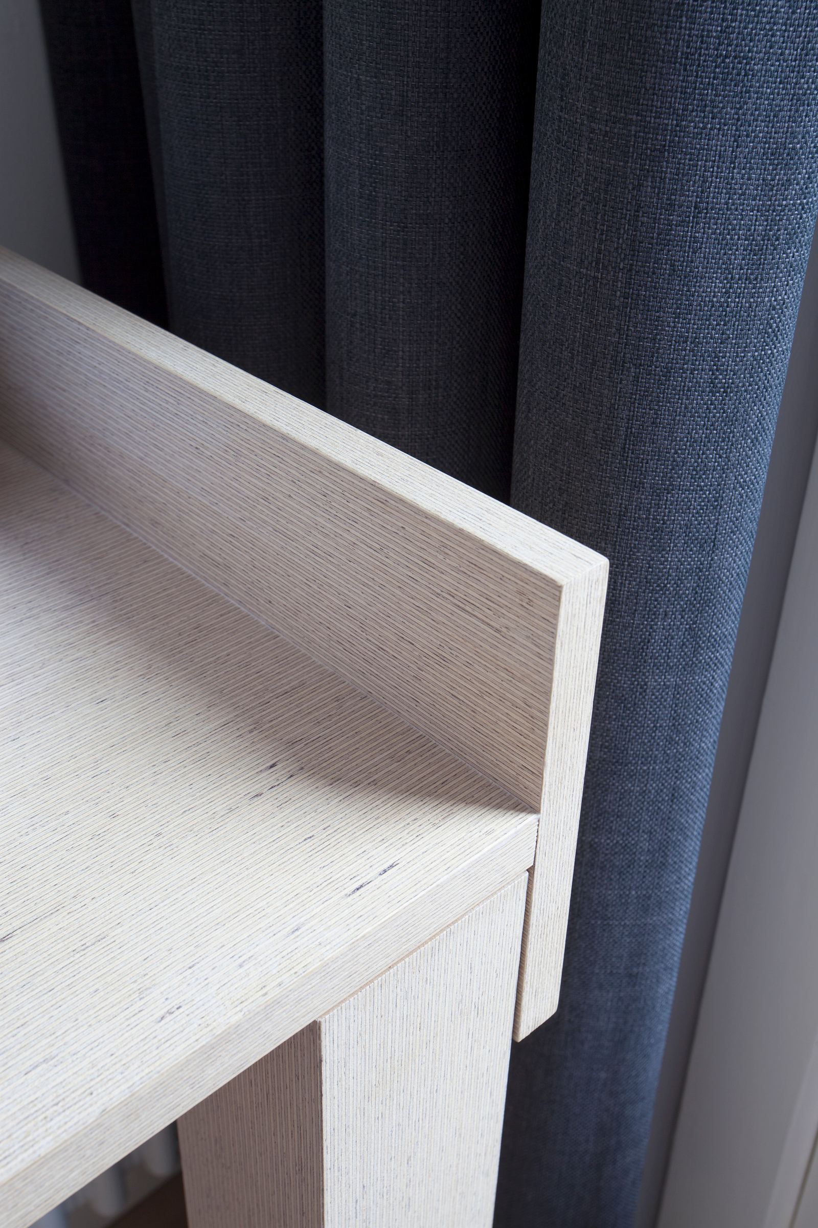 Detail van de hoekverbinding van de zwevende plank van kantano fineer.