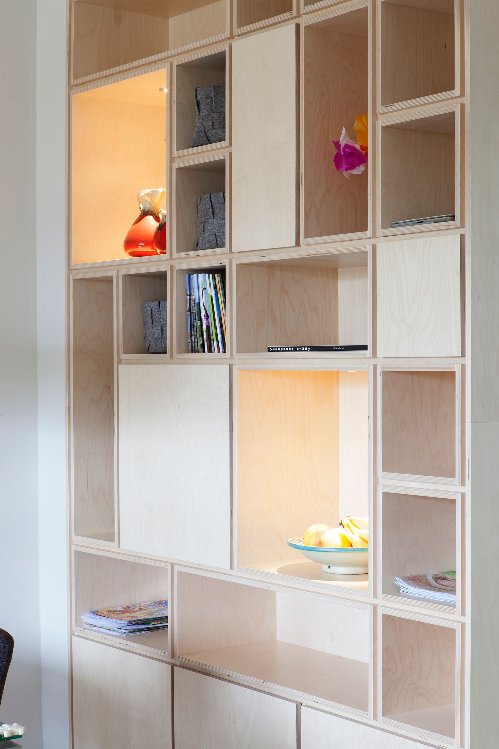 Berken multiplex kast met vakken voor fruit, tijdschriften en spulletjes.