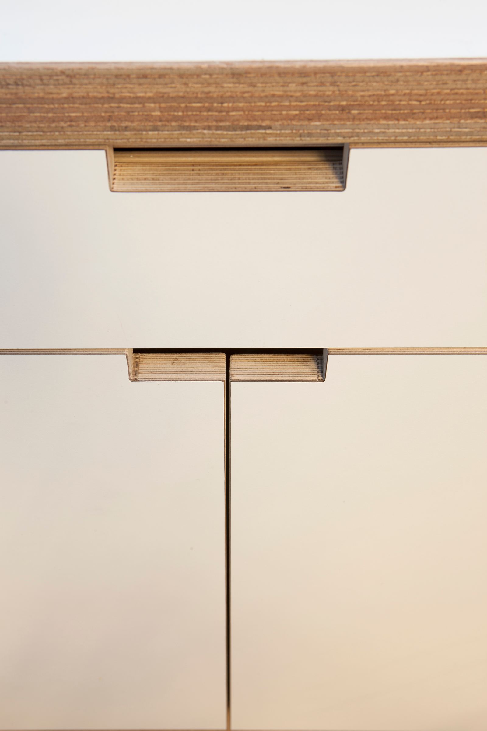 Detail van de gefreesde grepen in de ladenkast.