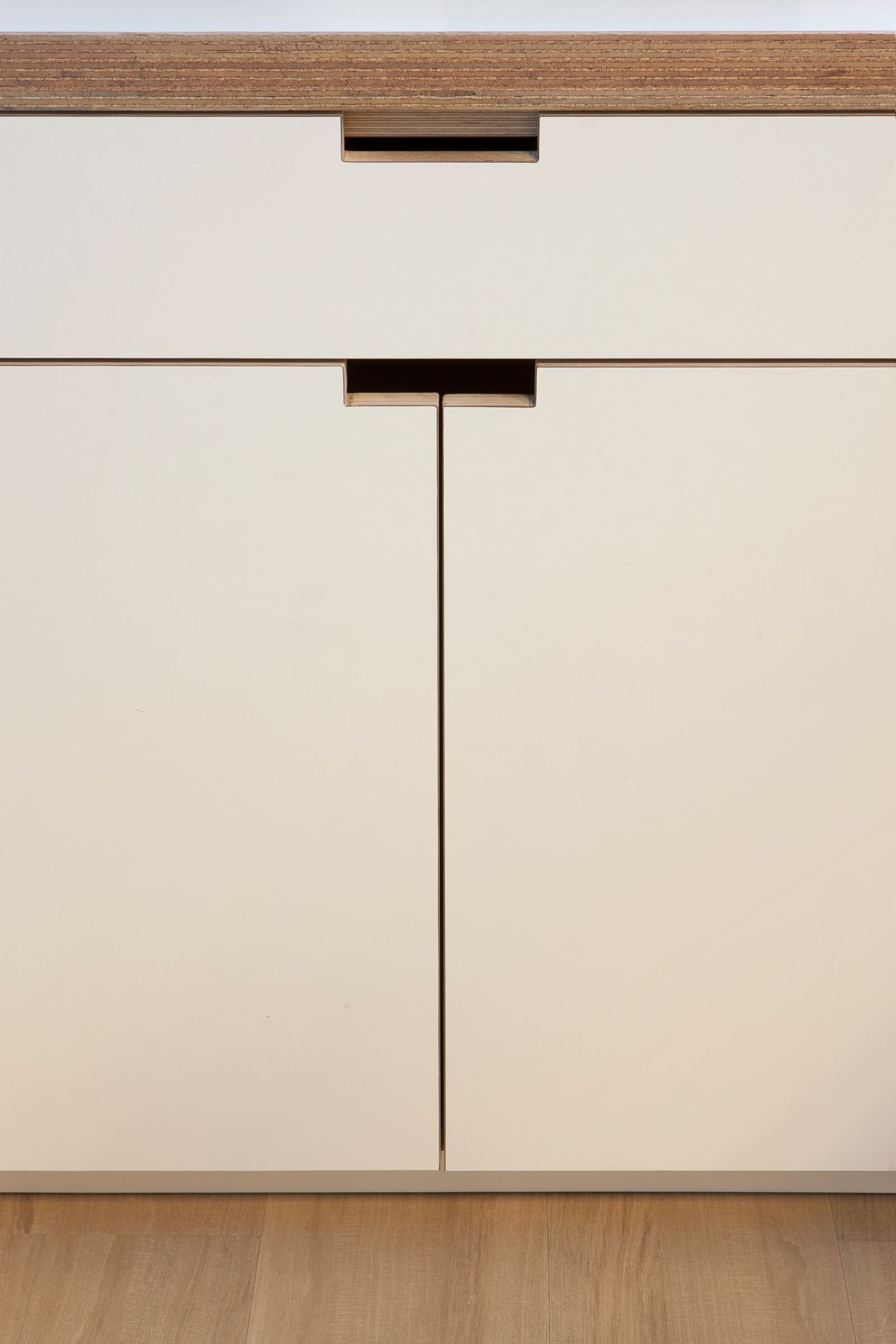 Close-up van de greep tussen twee laden van de kast.